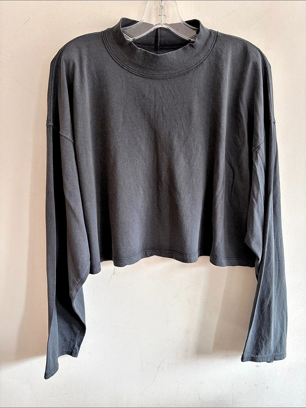 WE THE FREE Cropped Long Sleeve Top in Black Size Medium